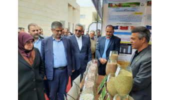 بازدید سخنگوی دولت و استاندار مرکزی از غرفه مرکز