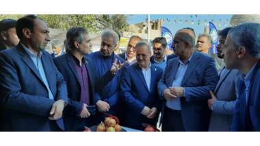 بازدید مقامات از غرفه پردیس تحقیقات و آموزش انار