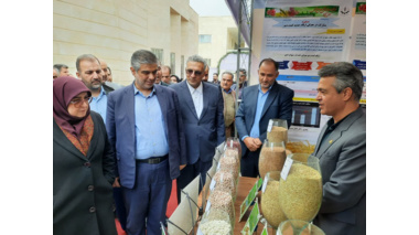بازدید سخنگوی دولت و استاندار مرکزی از غرفه مرکز